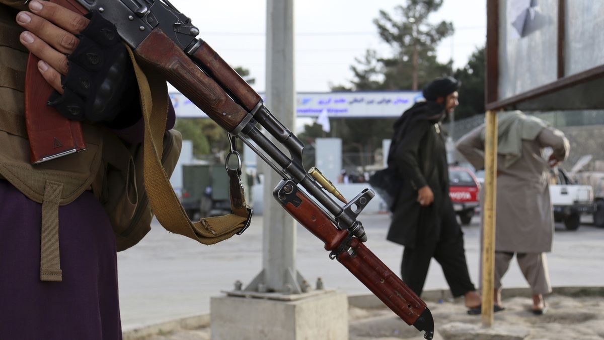 Afghánské televizní zprávy v jiném hávu. Se samopalníky v pozadí